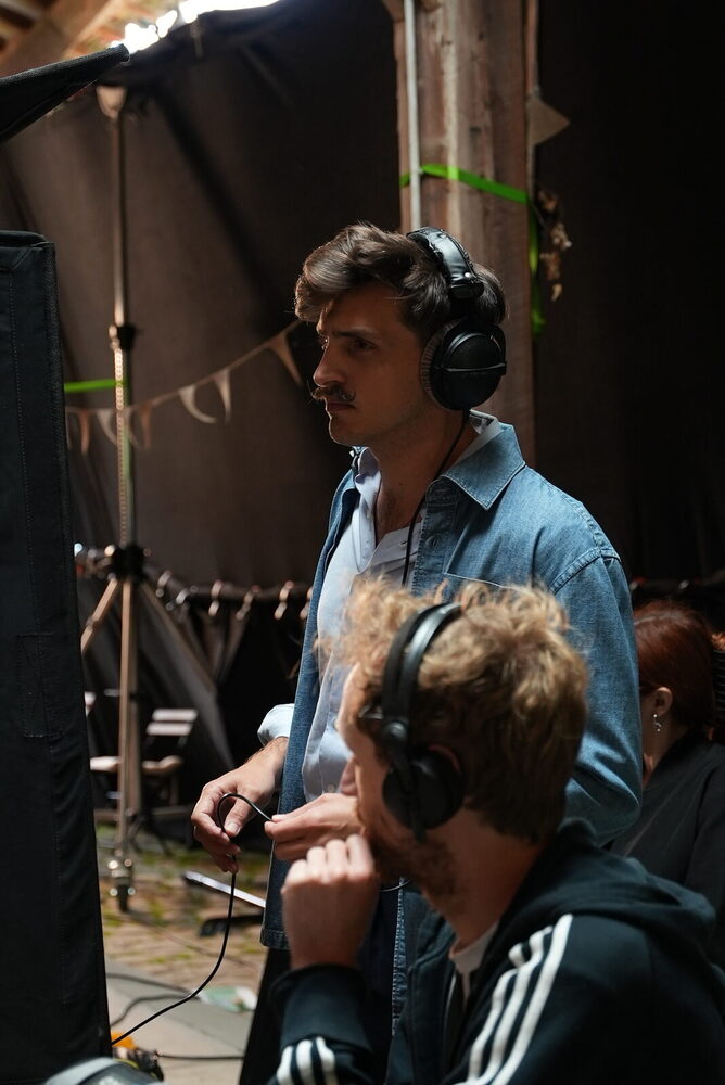 François-Xavier Poy focused on his monitors on the Neo production